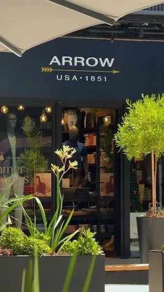 Fachada de tienda Arrow