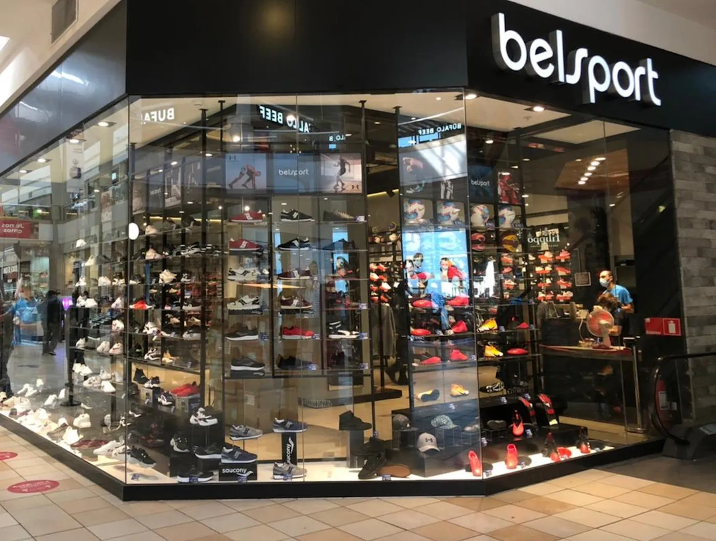 Vitrina de una tienda Belsport