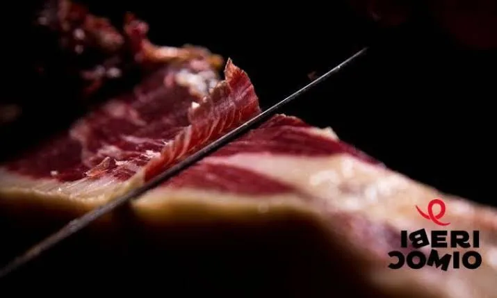 Jamón ibérico loncheado a cuchillo