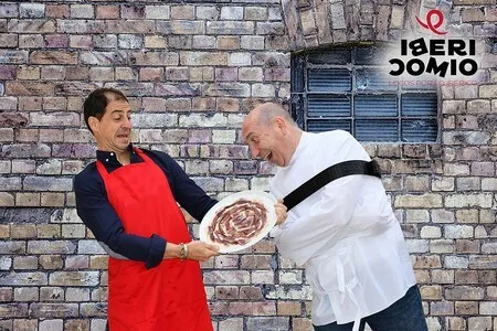 Productores de Ibericomio con un plato de jamón ibérico